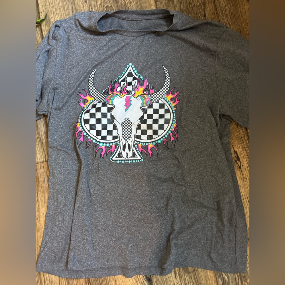 Gray Graphic Tee with Colorful Western Skull Design
